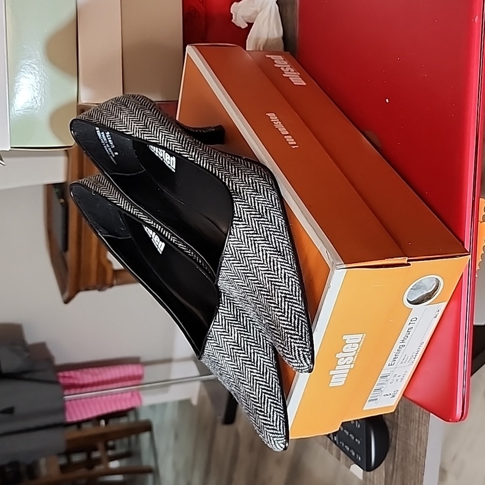 NWT UNLISTED BY KENNETH COLE HEELS